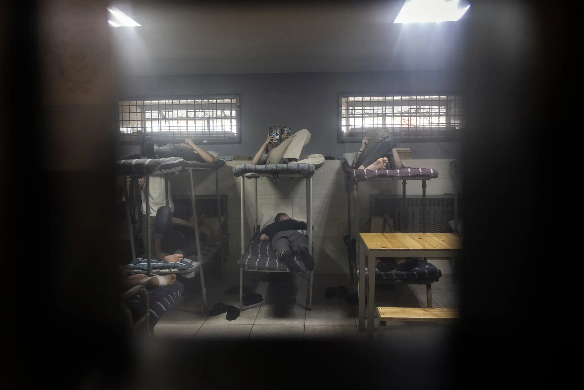 Російські військовополонені на двоярусних ліжках в українській тюремній камері в п'ятницю в Сумах, Україна.